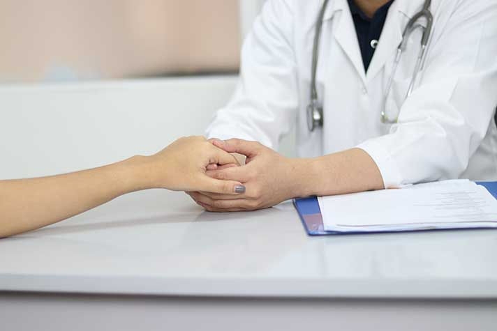 Doctor holding woman&#39;s hand